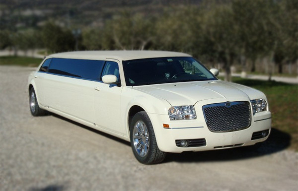 Bellevue White Chrysler Limo